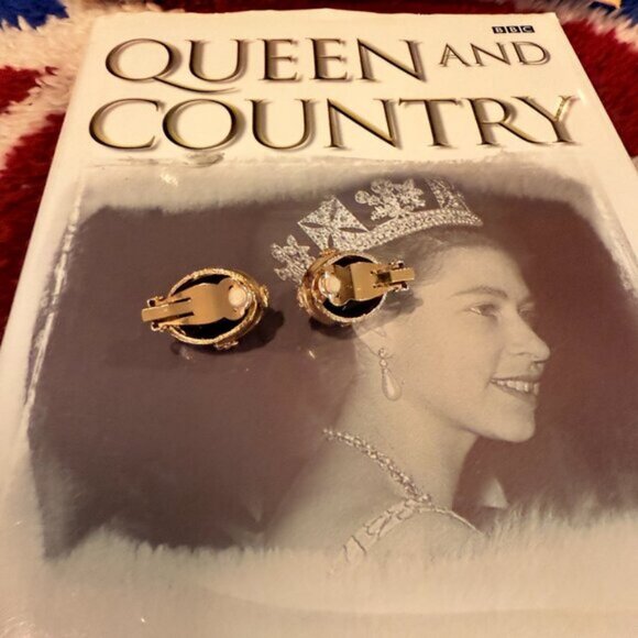 💰3/$15💰1980's Black gold & faux pearl clip-on statement earrings - Picture 5 of 10